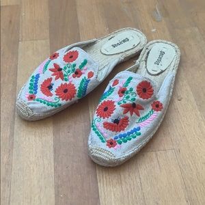 Soludos embroidered mules ❤️
